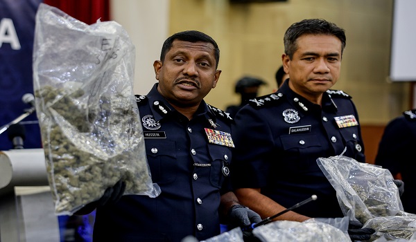 Pengarah Jabatan Siasatan Jenayah Narkotik (JSJN) Bukit Aman, Datuk Hussein Omar Khan pada sidang media mengenai kejayaan JSJN dalam menumpaskan sindiket pengedaran dadah jenis bunga ganja di sekitar negeri Selangor bernilai RM5.9 juta di Mes Pegawai Kanan Polis, Ibu Pejabat Polis Kontinjen Selangor, hari ini /BERNAMA